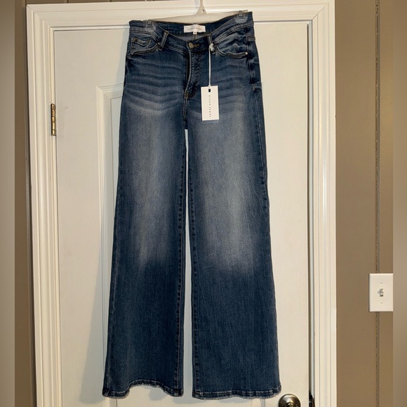 Women’s risen brand dipped v wide leg jeans. Dark wash.  RDP5276. NWT - Picture 3 of 6